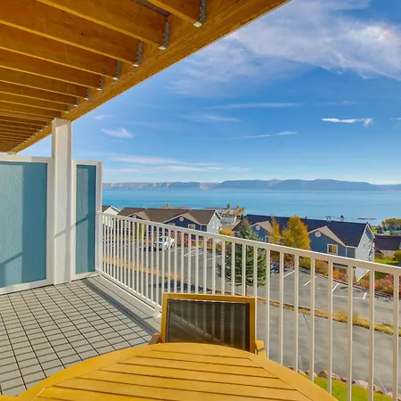 Spacious Garden City Townhome With Lake Views!